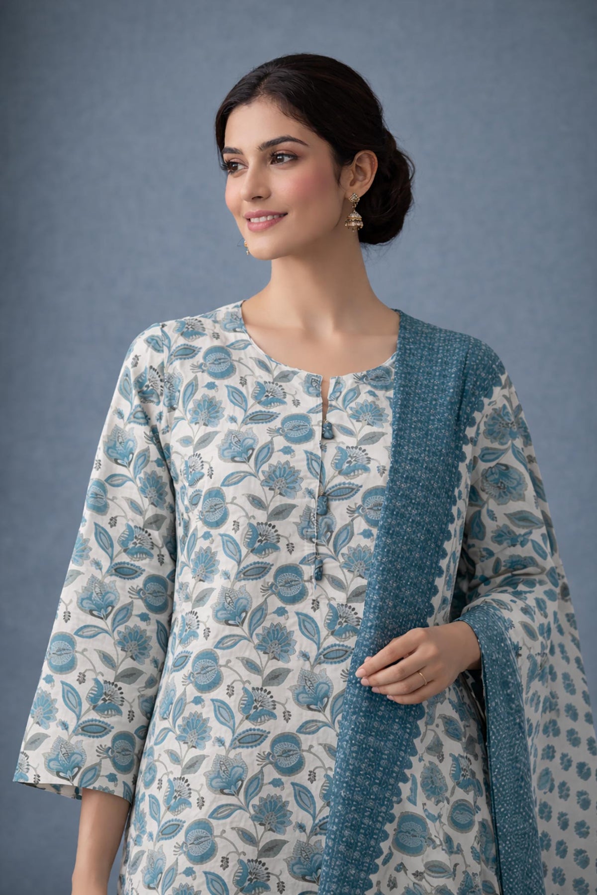 SN148 women’s teal floral cotton kurta set closeup showing round neckline and detailed floral block print.