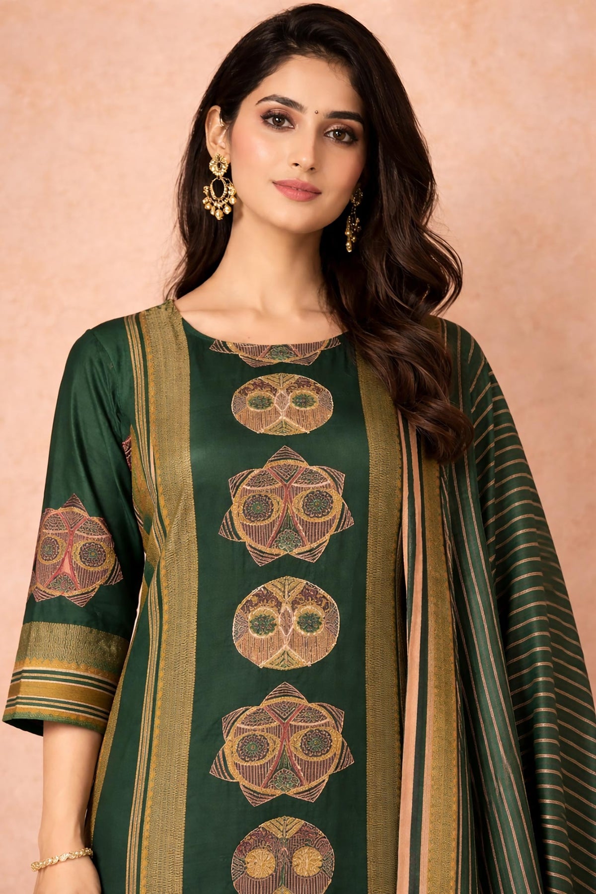SN163 women’s forest green silk blend kurta set closeup showing round neckline, geometric print and sleeve detailing