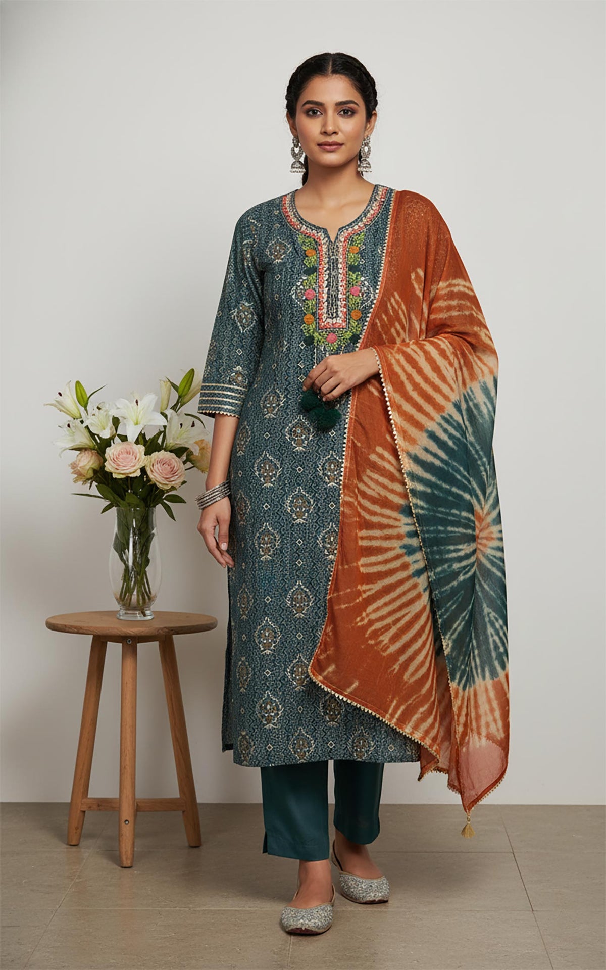 SN166 women’s teal cotton kurta set with tie-dye dupatta, three-quarter sleeves and notched neckline front pose