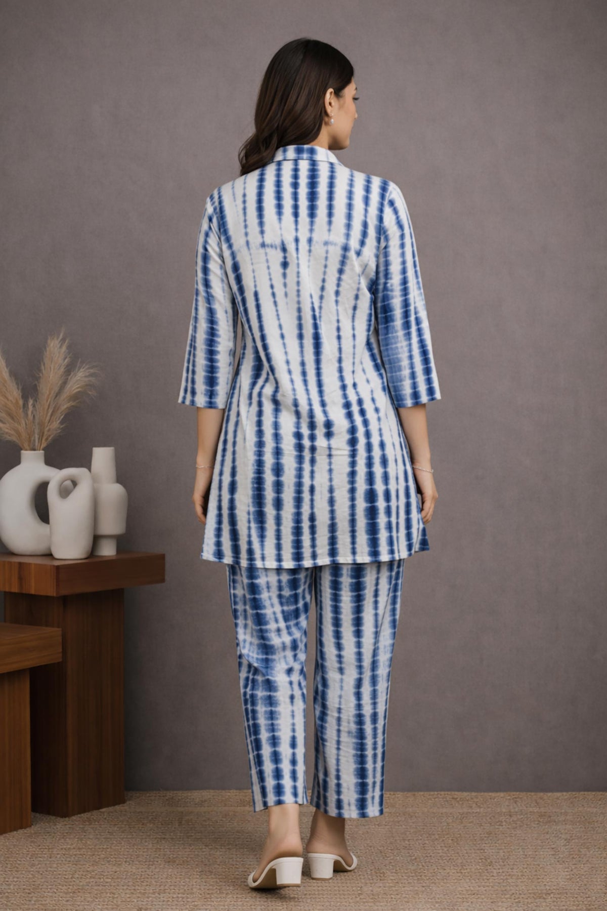 SN173 women’s indigo tie-dye cotton cord set with three-quarter sleeves and straight pants, back pose.