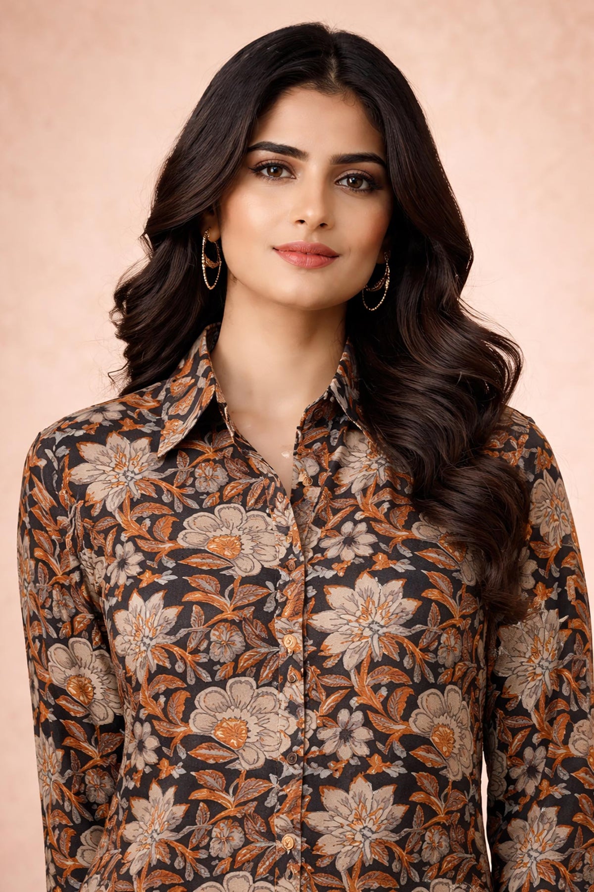 SN179 women’s brown floral cotton co-ord set featuring long sleeves and shirt-style V neckline closeup.