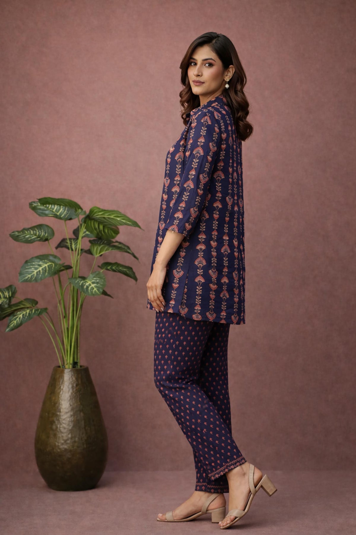 SN180 women’s indigo cotton kurta pant set side view with straight fit silhouette and three-quarter sleeves