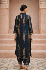 SN211 women’s indigo viscose kurta pant set back pose showing straight silhouette and vertical patina print