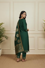 SN290 women’s forest green kurta set side pose with gold jacquard dupatta and straight-fit silhouette