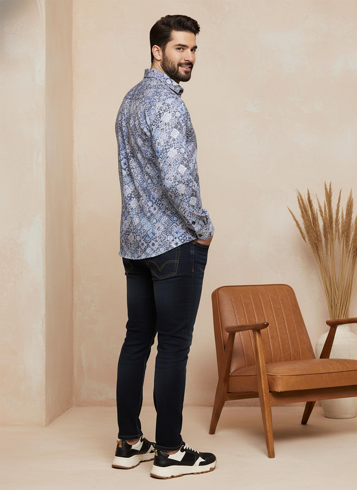 SN312 men’s blue grey slim-fit cotton blend mosaic print shirt side pose view