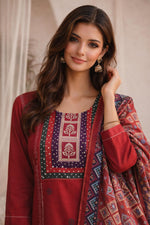 SN32 women’s rust red cotton kurta set closeup showing printed neckline and three-quarter sleeves.
