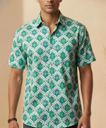 SN328 emerald green cotton geometric printed shirt for men, short sleeve with spread collar closeup detail view