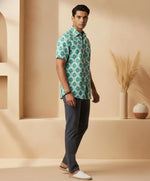 SN328 emerald green cotton printed shirt for men, short sleeve geometric design side pose with slim silhouette