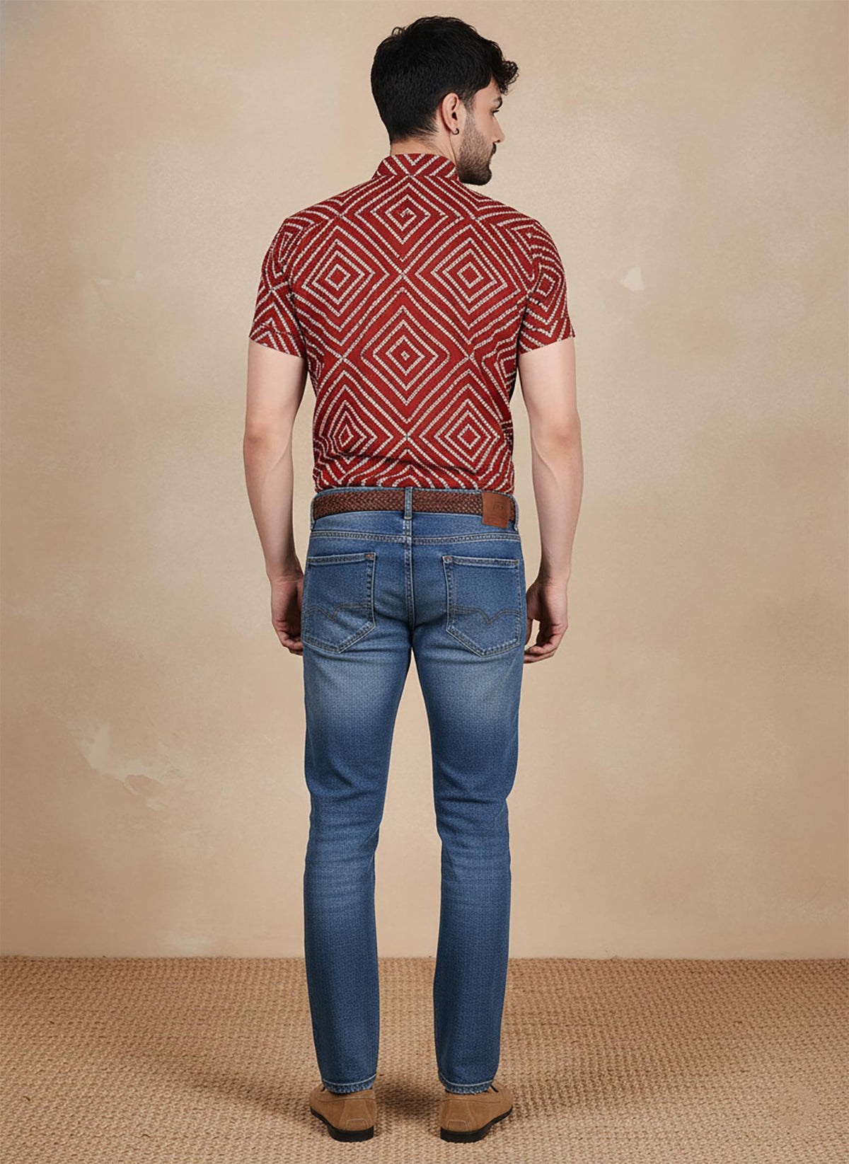 SN330 men’s rust red cotton blend geometric print short sleeve shirt back pose view