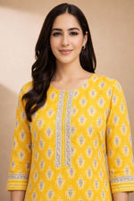 SN107 women’s mustard yellow printed kurta set cotton closeup neckline detail