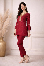 SN147 women’s maroon silk blend kurta set side pose with straight fit, V-neck and three-quarter sleeves