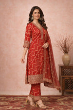 SN150 women’s vermilion red Bandhani cotton silk V-neck kurta set side pose with flowing dupatta.