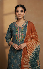 SN166 women’s teal printed cotton kurta closeup showing embroidered notched neckline and three-quarter sleeves