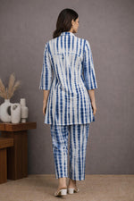 SN173 women’s indigo tie-dye cotton cord set with three-quarter sleeves and straight pants, back pose.