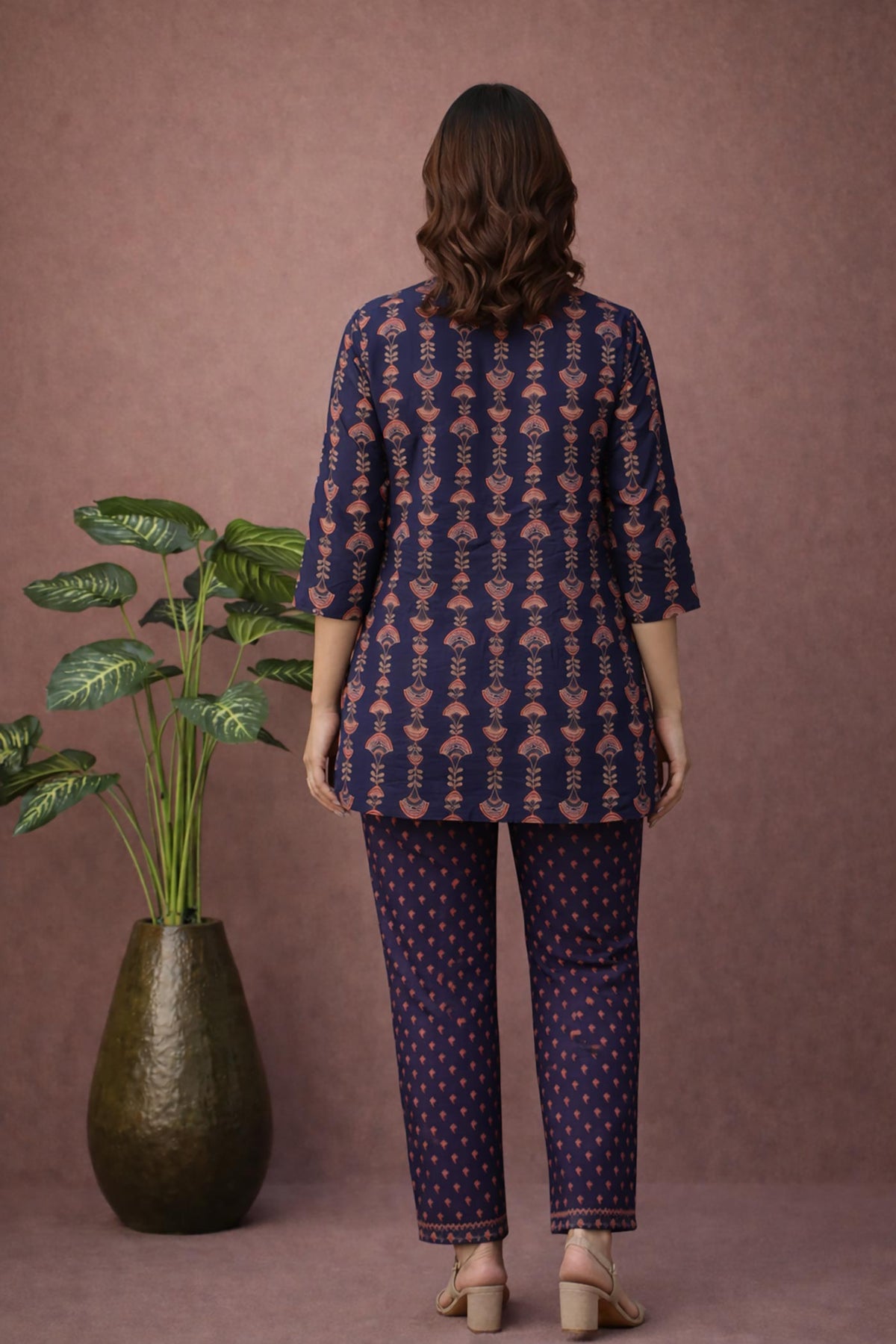 SN180 women’s indigo cotton kurta pant co-ord set back view with all-over fan motif print and straight fit design