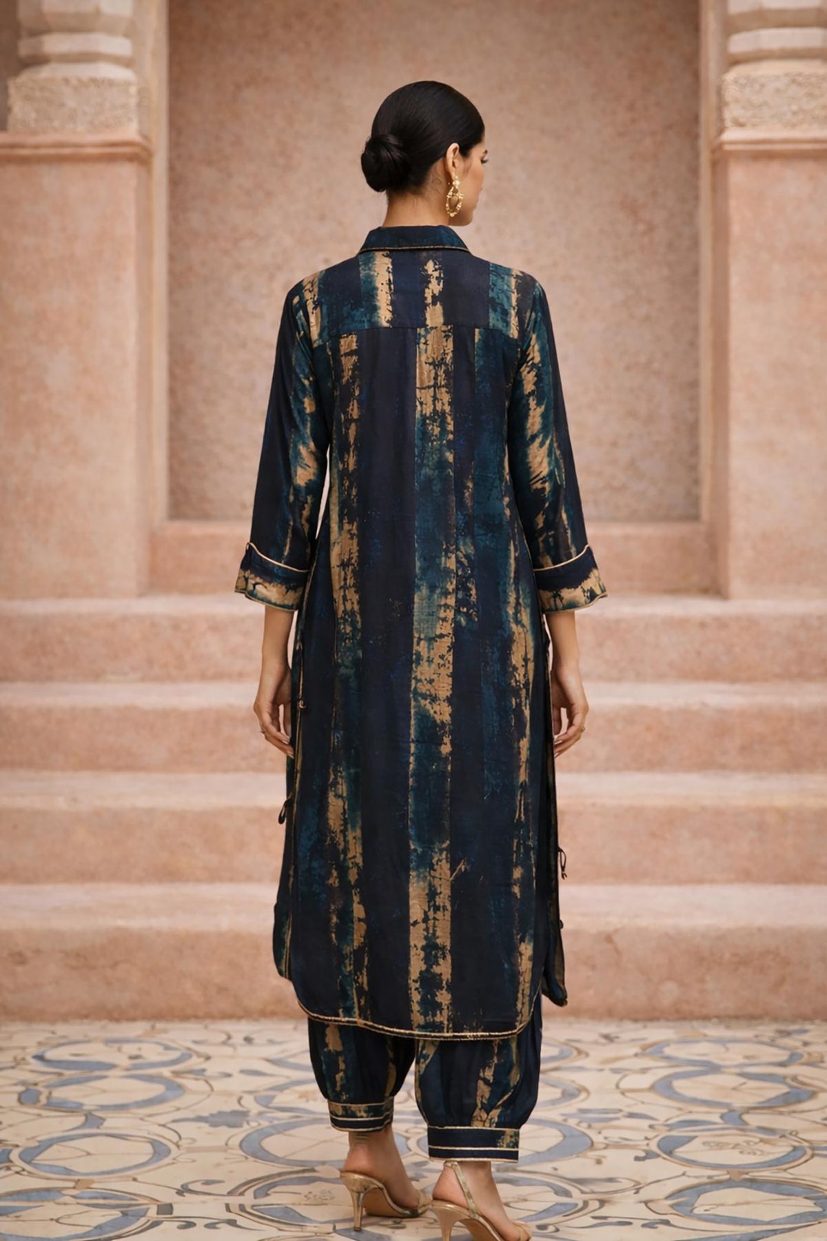 SN211 women’s indigo viscose kurta pant set back pose showing straight silhouette and vertical patina print