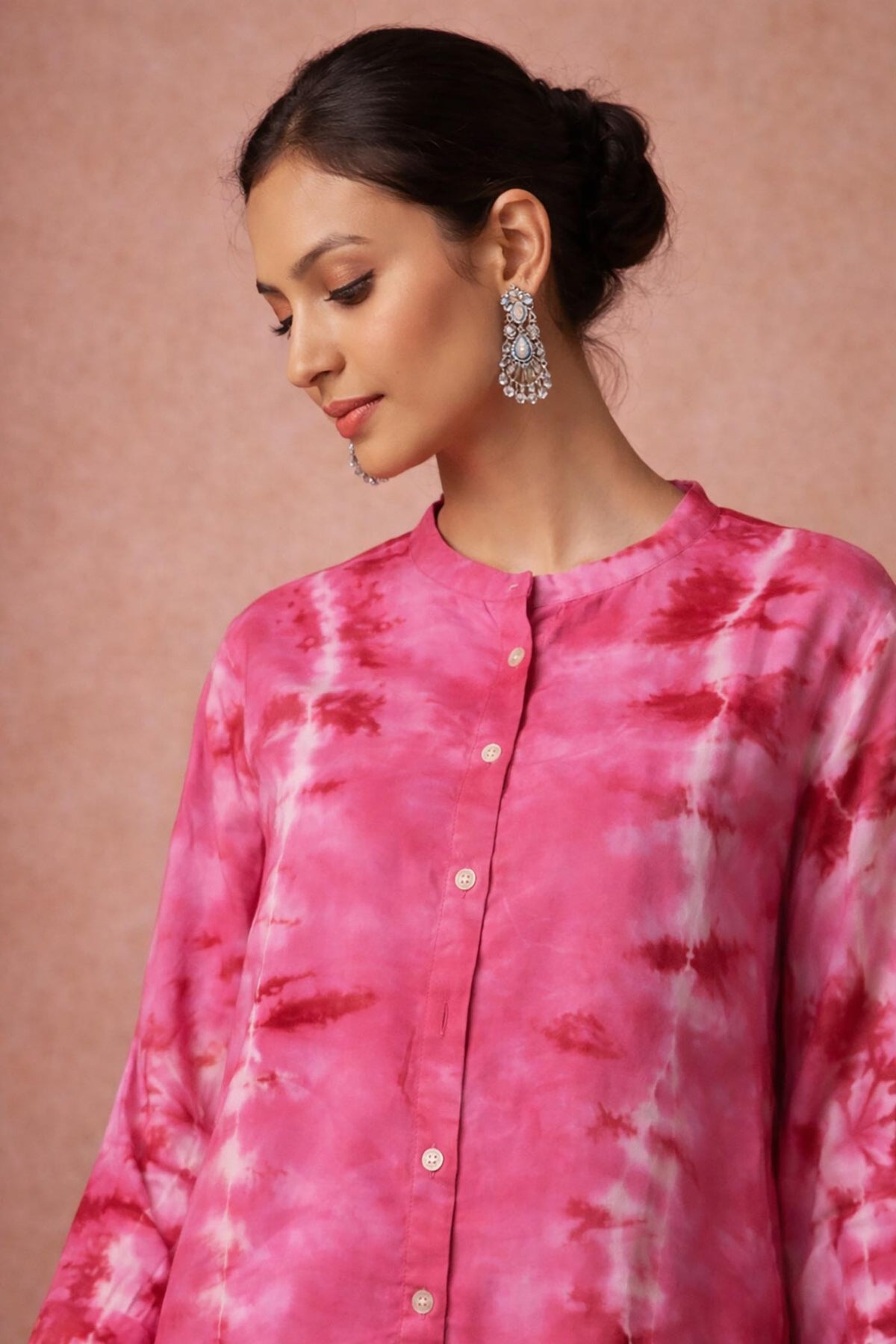 SN23 women’s rose pink tie-dye cotton co-ord set closeup showing round neckline and long sleeve detail
