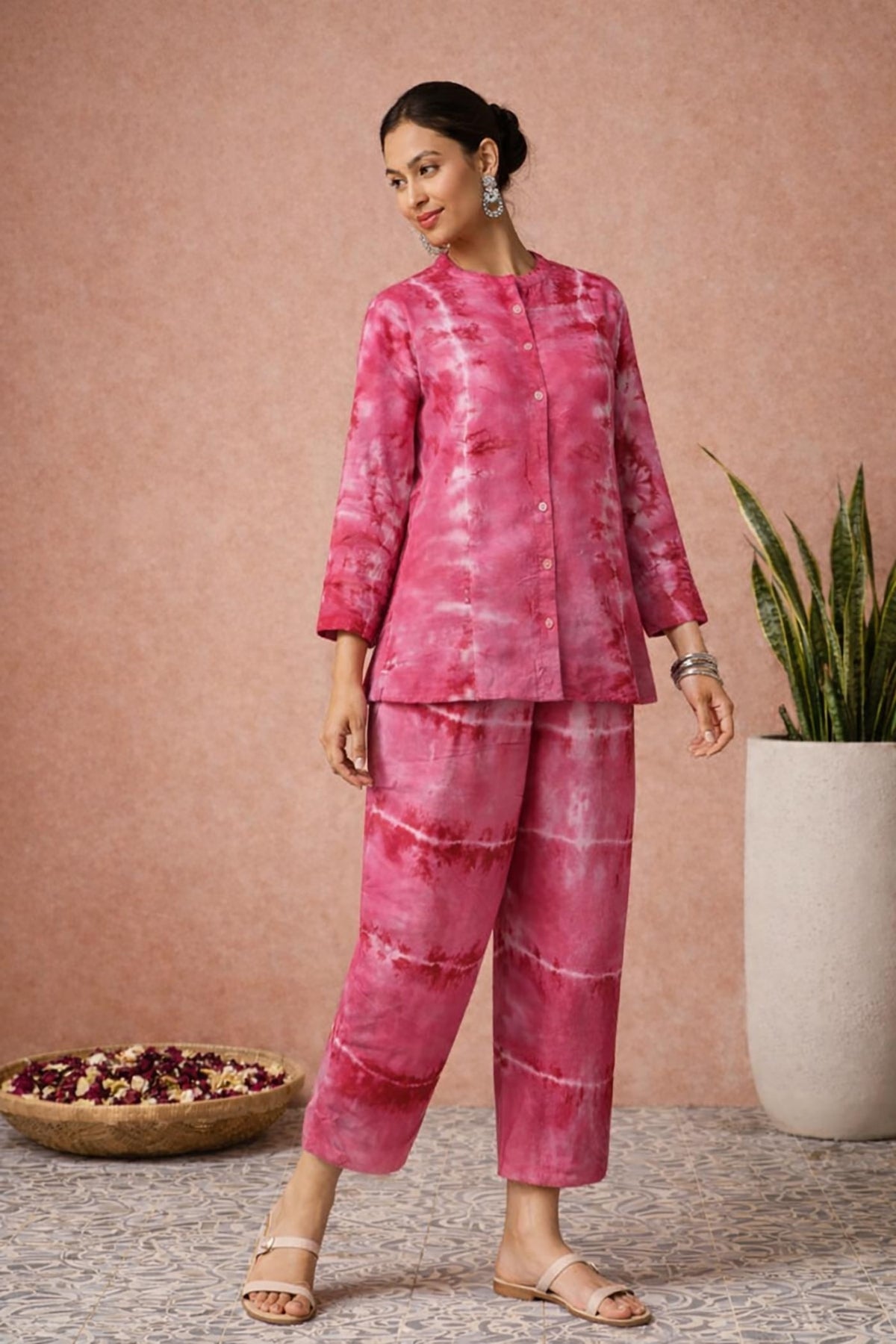 SN23 women’s rose pink tie-dye cotton co-ord set with relaxed silhouette and cropped pants, side pose