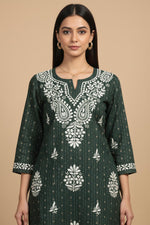 SN248 women’s forest green cotton kurta closeup with ivory embroidery, three-quarter sleeve and slit neckline detail