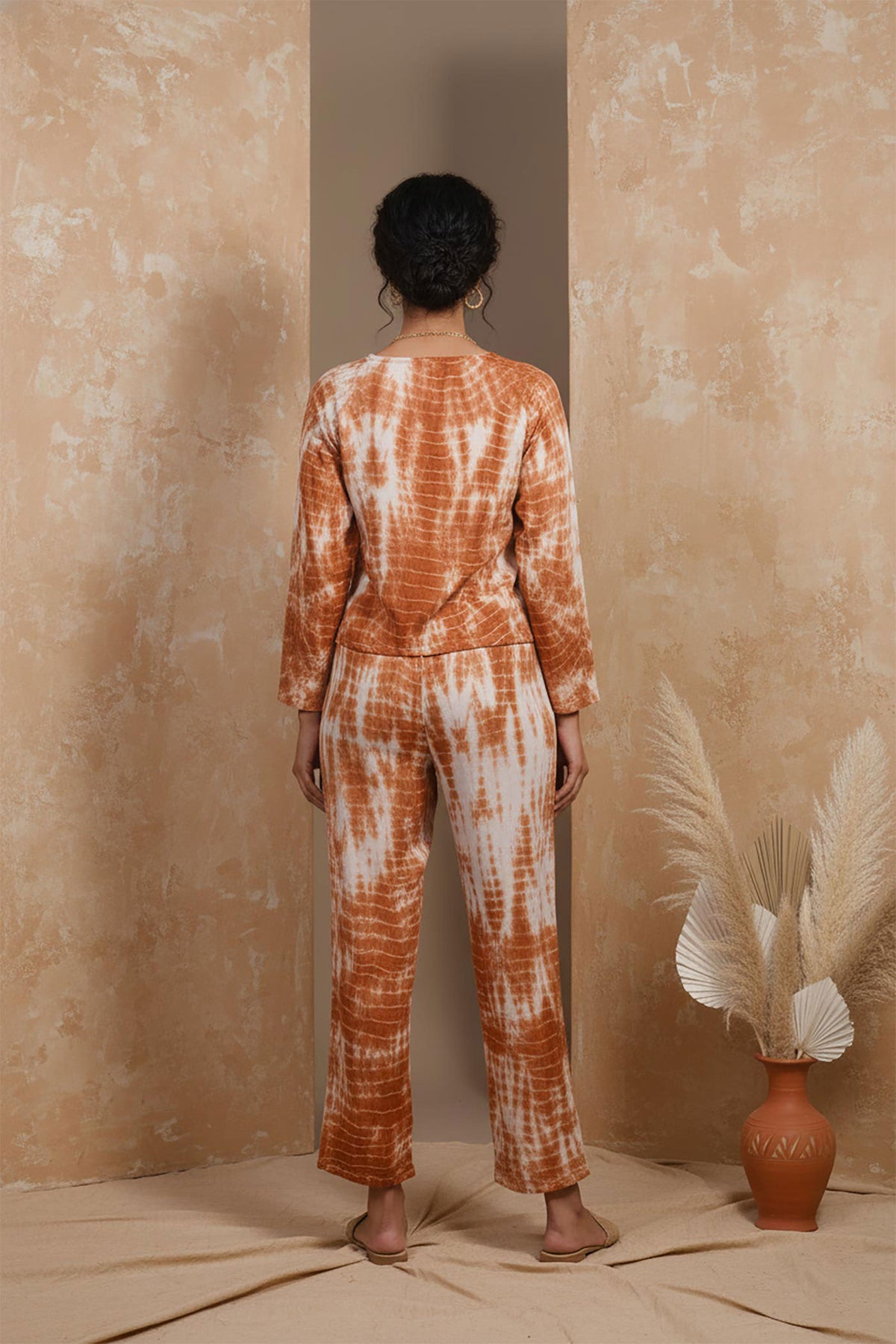 SN25 women’s rust tie-dye co-ord set long sleeve top and straight pants back pose