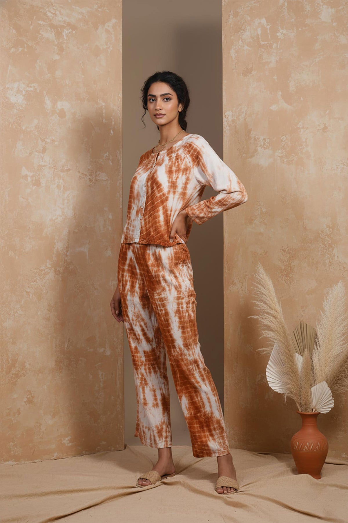 SN25 women’s rust tie-dye co-ord set with long sleeve top and straight pants side pose