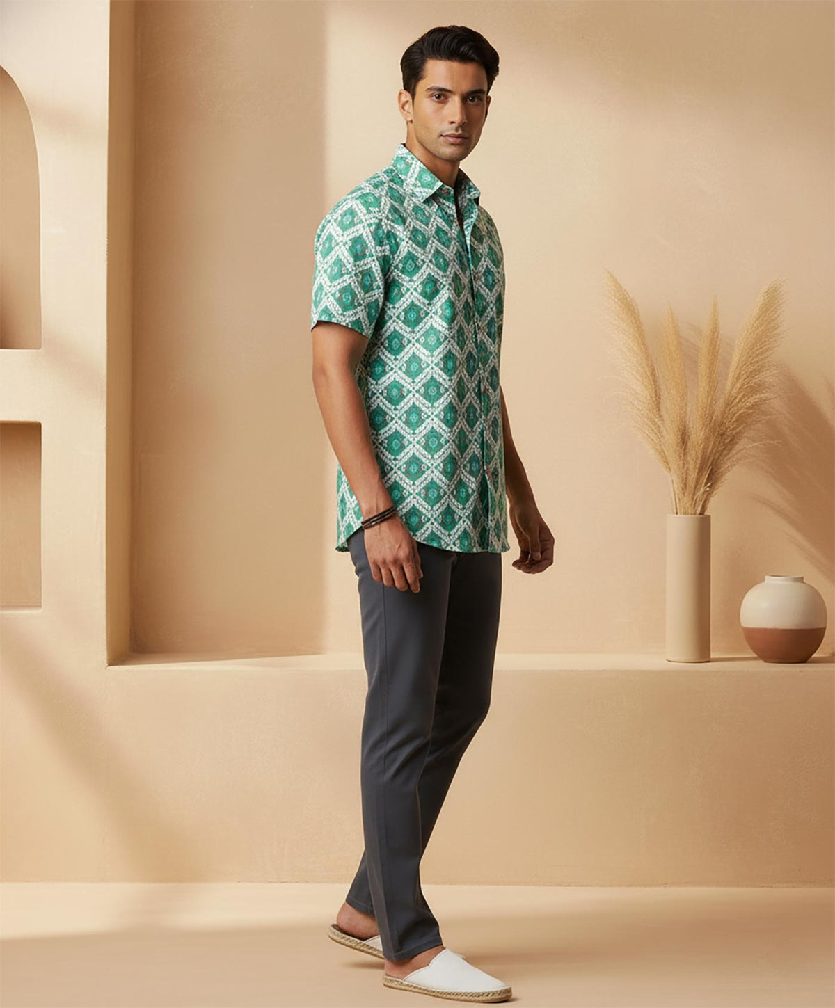 SN328 emerald green cotton printed shirt for men, short sleeve geometric design side pose with slim silhouette
