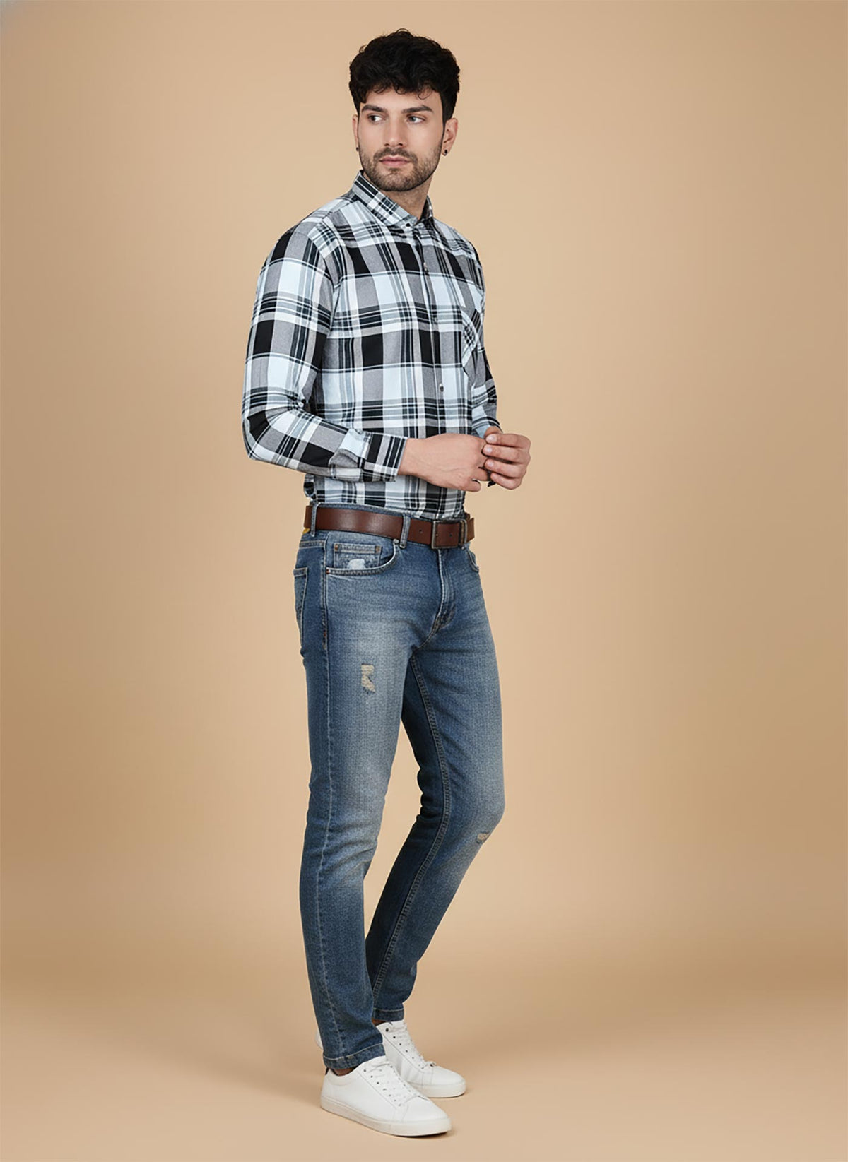 SN337 men’s ice blue and black cotton plaid shirt, slim fit, long sleeves, tailored silhouette side pose.